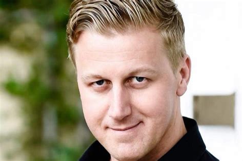  Golden Voice, Global Stage: Gareth Cliff's Controversial Joke Sparks Heated Debate!